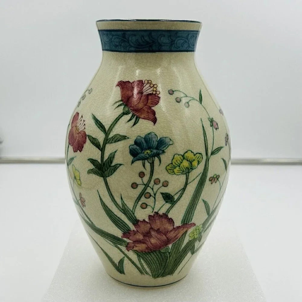 Andrea by Sadek Hand Painted Porcelain Vase Fleur de Chantilly #6604 9” Tall